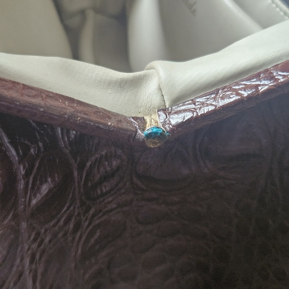 La Mode Faux Alligator Print Handbag - Picture 12 of 14